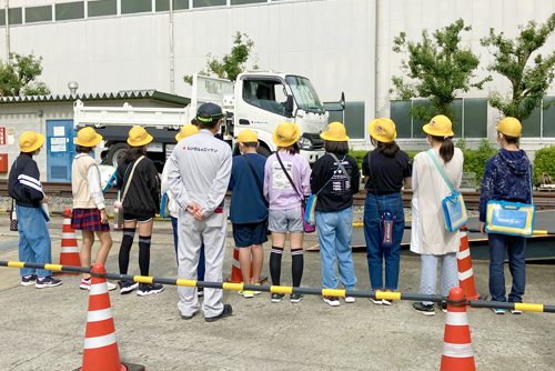 地元小学校の皆さんの見学風景01